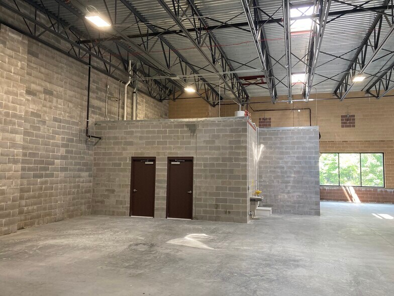 More Photos Of 78 Horseblock Rd, Yaphank Warehouse For Lease