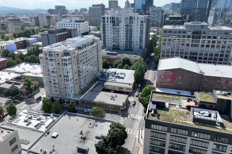 More Photos Of 1040 NW Everett St, Portland Warehouse For Lease