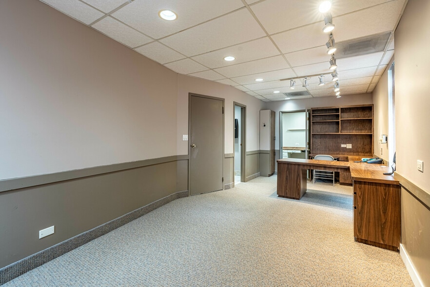 More Photos Of 47 W Dundee Rd, Wheeling Medical For Sale