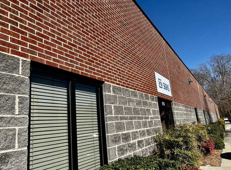 More Photos Of 600 Meadowlands Dr, Hillsborough Research And Development For Lease