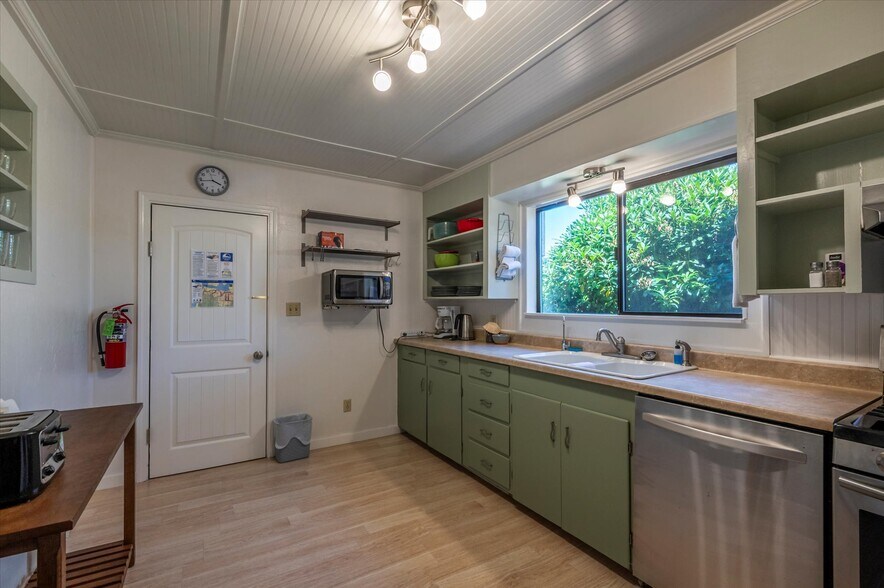 More Photos Of 940 Oregon Ave SE, Bandon Hospitality For Sale