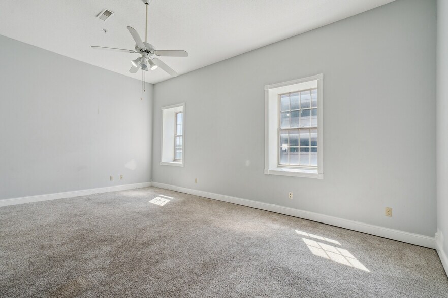 More Photos Of 626-632 Sycamore St, Waterloo Storefront Retail Office For Sale