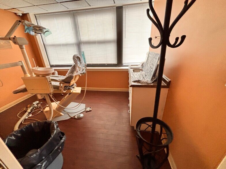 More Photos Of 4900-4902 Bergenline Ave, Union City Storefront Retail Office For Lease