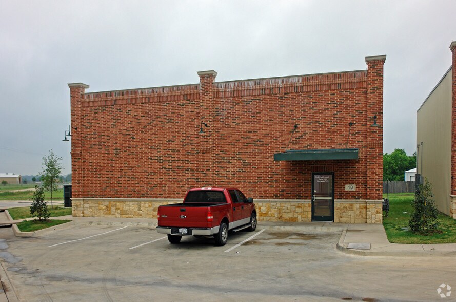 More Photos Of 205 S Main St, Red Oak Freestanding For Lease