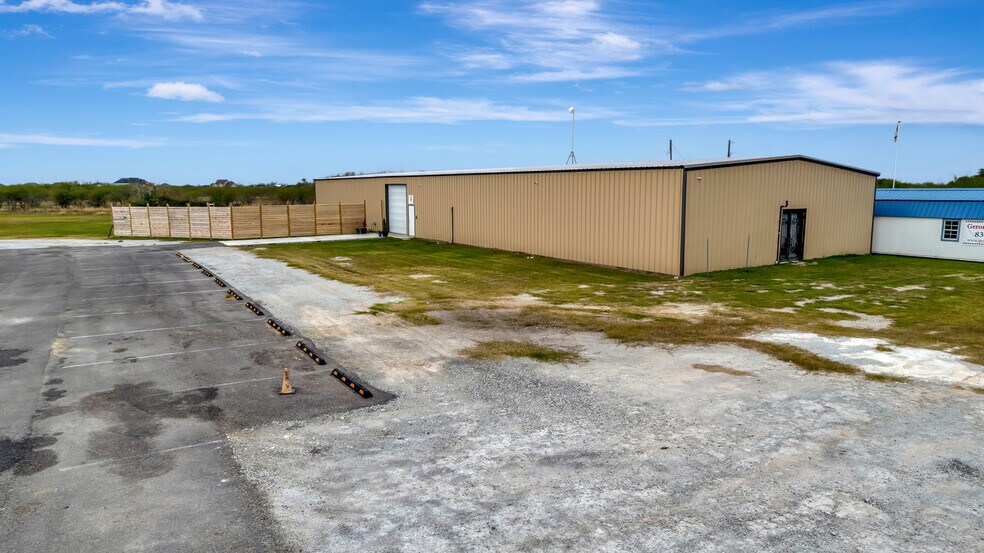 More Photos Of 13955 US Highway 77 N, Victoria General Retail For Sale