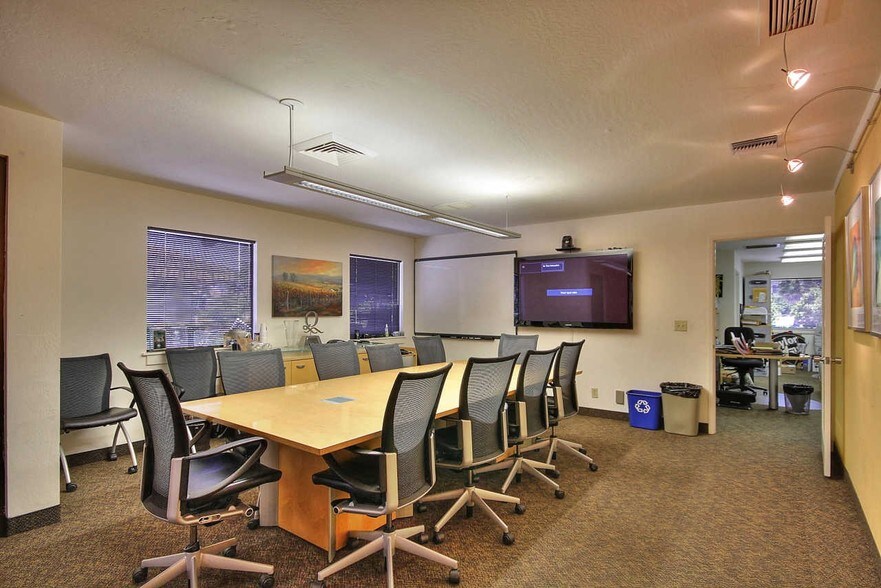 More Photos Of 911-915 Blanco Cir, Salinas Office For Lease