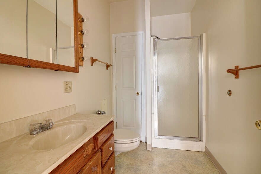 More Photos Of 14 E Main St, Waterloo Town Bar For Sale