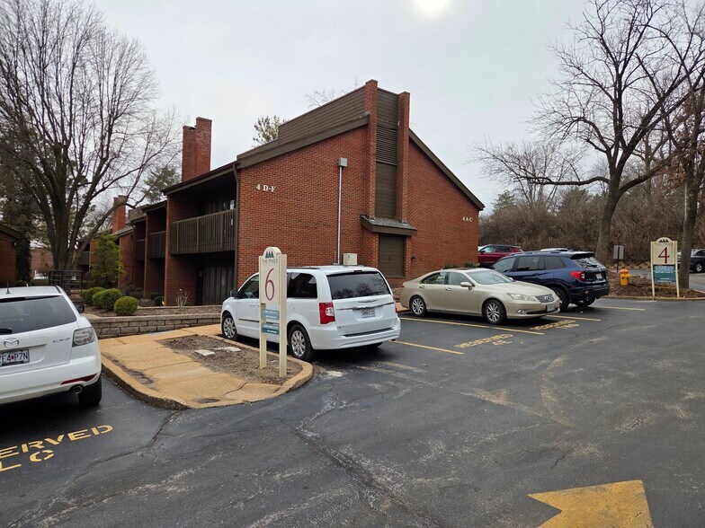 More Photos Of 4 The Pines Ct, Saint Louis Office Residential For Sale