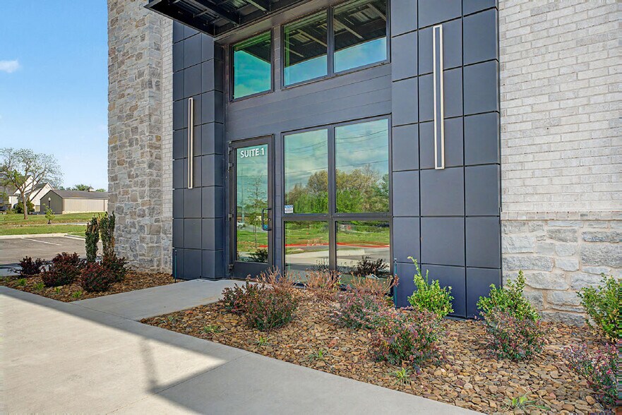 More Photos Of 4103 SW 2nd St, Bentonville Office For Lease