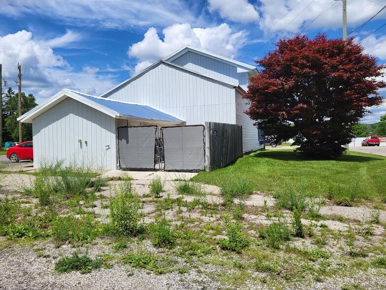 More Photos Of 9405 Dixie Hwy, Village of Clarkston General Retail For Sale