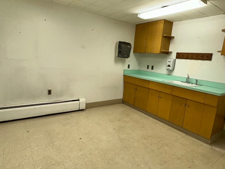 More Photos Of 75 Park Rd, West Hartford Bank For Lease