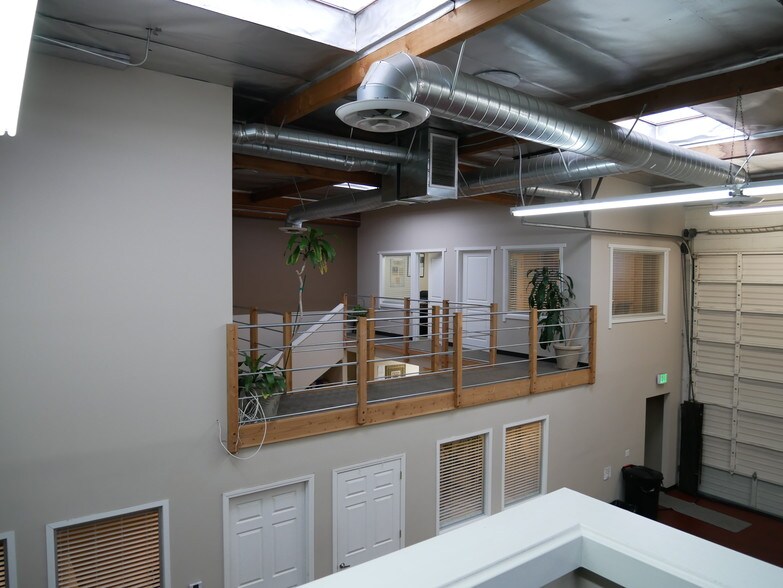 More Photos Of 140-166 S Victory Blvd, Burbank Research And Development For Lease