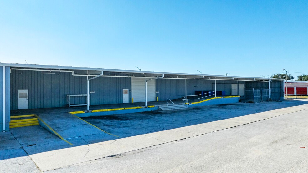 More Photos Of 2210 Commerce Point Dr, Lakeland Showroom For Lease