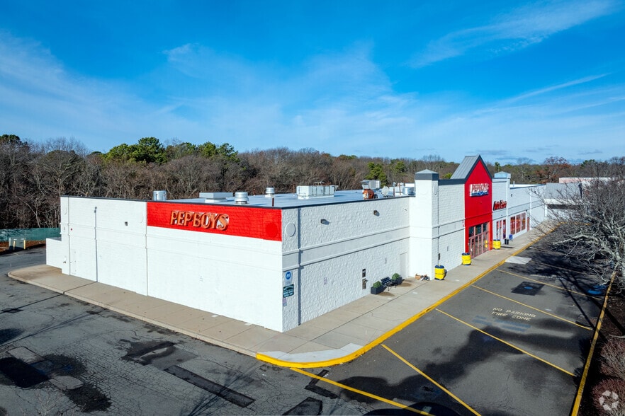 More Photos Of 367-425 N Service Rd, Patchogue Storefront For Lease