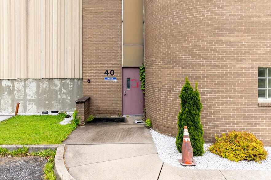 More Photos Of 40 Commercial Ave, Middletown Warehouse For Lease