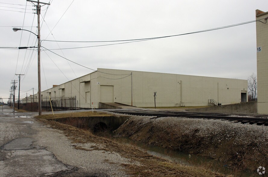 More Photos Of 501-591 J St, Perrysburg Distribution For Lease