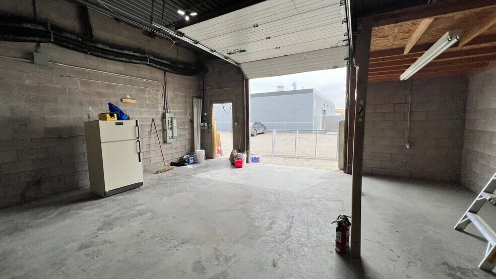 More Photos Of 1247 36th Ave NE, Calgary Warehouse For Lease
