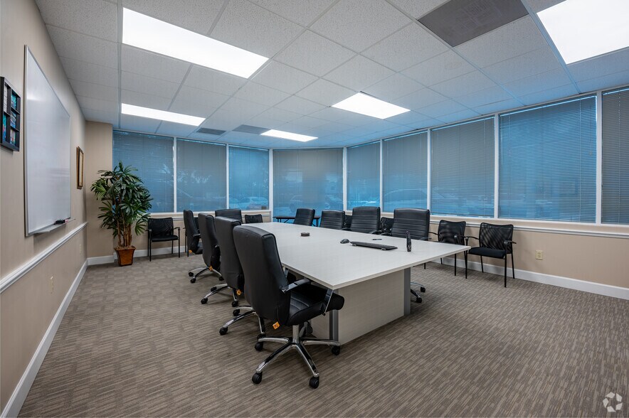 More Photos Of 5215 W Laurel St, Tampa Office For Sale