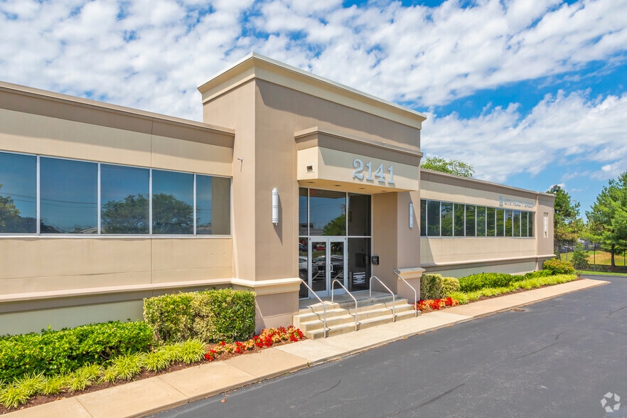 More Photos Of 2141 Industrial Pky, Silver Spring Showroom For Lease