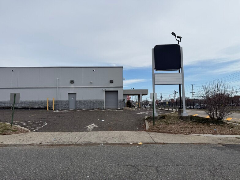 More Photos Of 108 E Route 130 S, Burlington Drugstore For Lease