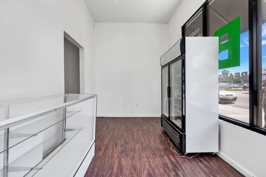 More Photos Of 11119-11123 Burbank Blvd, North Hollywood Storefront Retail Office For Lease