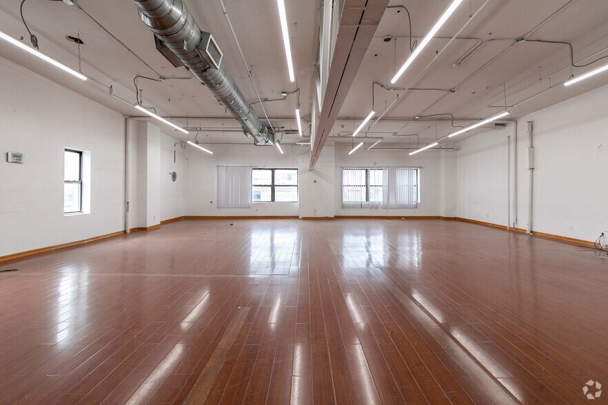 More Photos Of 47-09 30th St, Long Island City Light Manufacturing For Lease