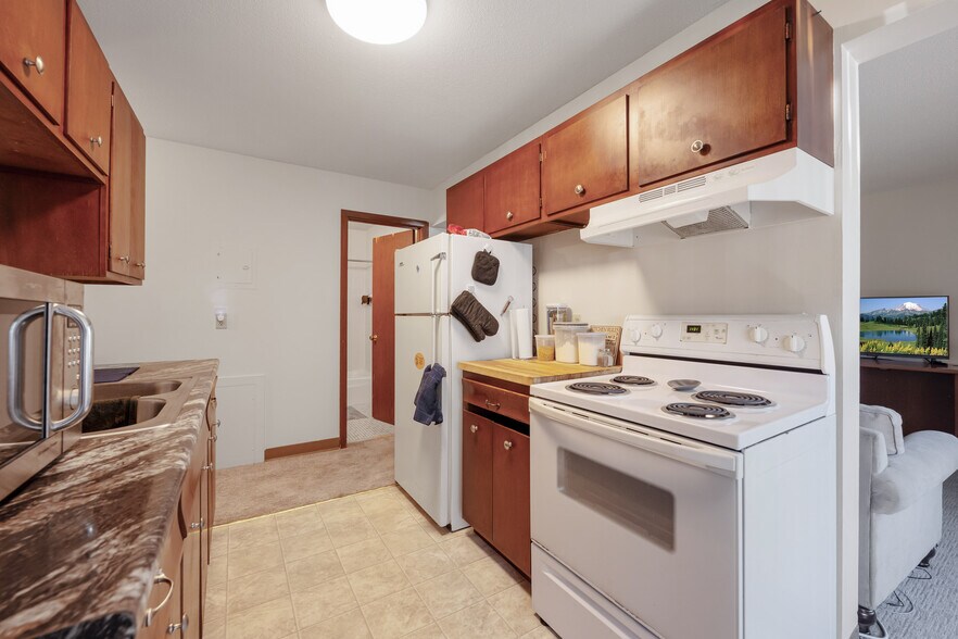 More Photos Of 5930-5950 W Broadway Ave, Minneapolis Apartments For Sale