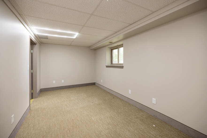 More Photos Of 11108 N Oak Tfwy, Kansas City Office For Lease