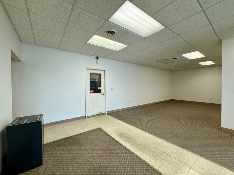 More Photos Of 3010 E 39th St, Kearney Warehouse For Sale