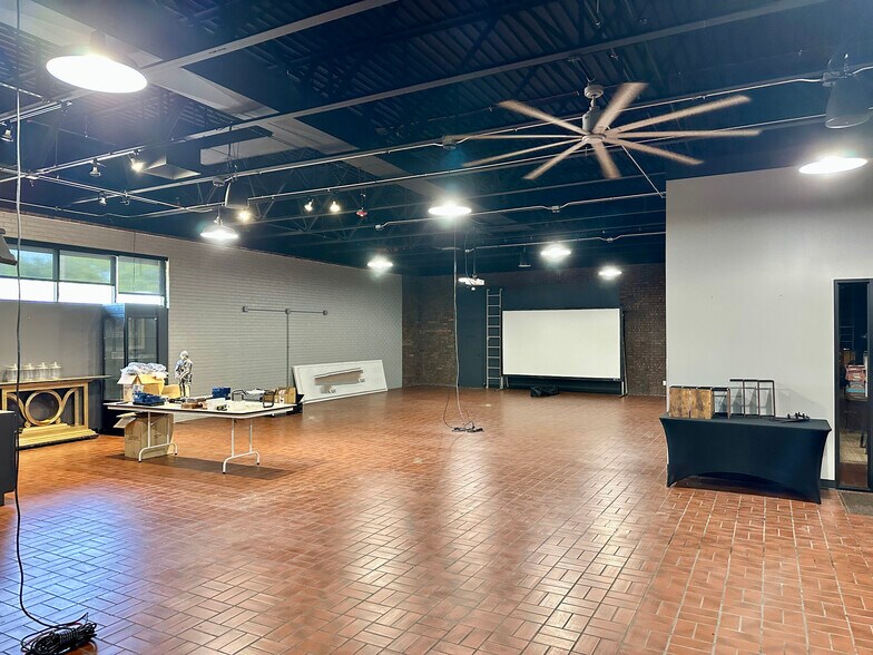 More Photos Of 423 N State St, Lockport Light Manufacturing For Sale