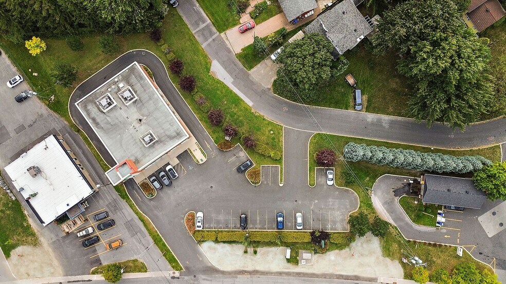 More Photos Of 280 Boul Sir-Wilfrid-Laurier, Mont-saint-hilaire Bank For Lease