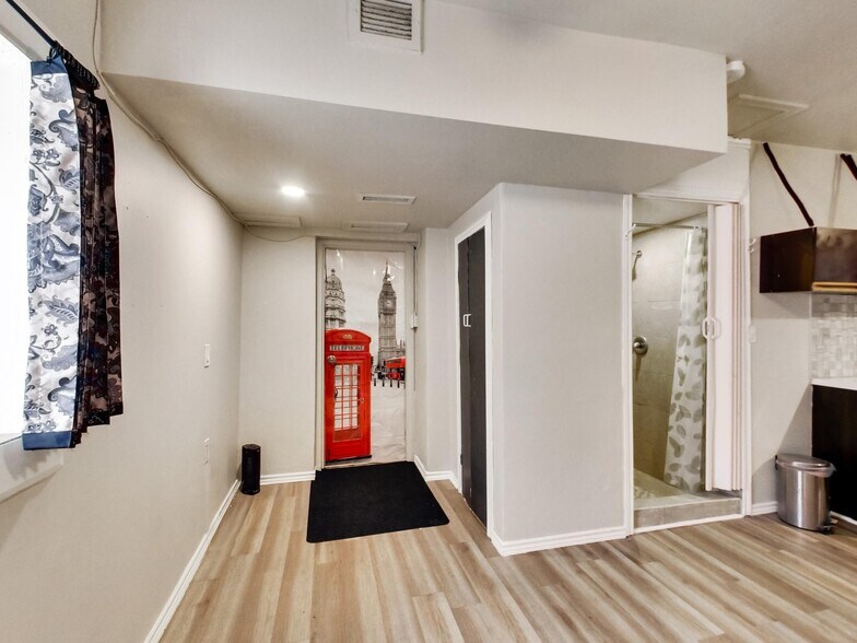 More Photos Of 443 Wentworth St N, Hamilton Storefront Retail Residential For Sale