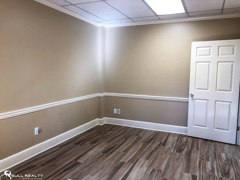 More Photos Of 200 Market Pl, Roswell Office Residential For Lease
