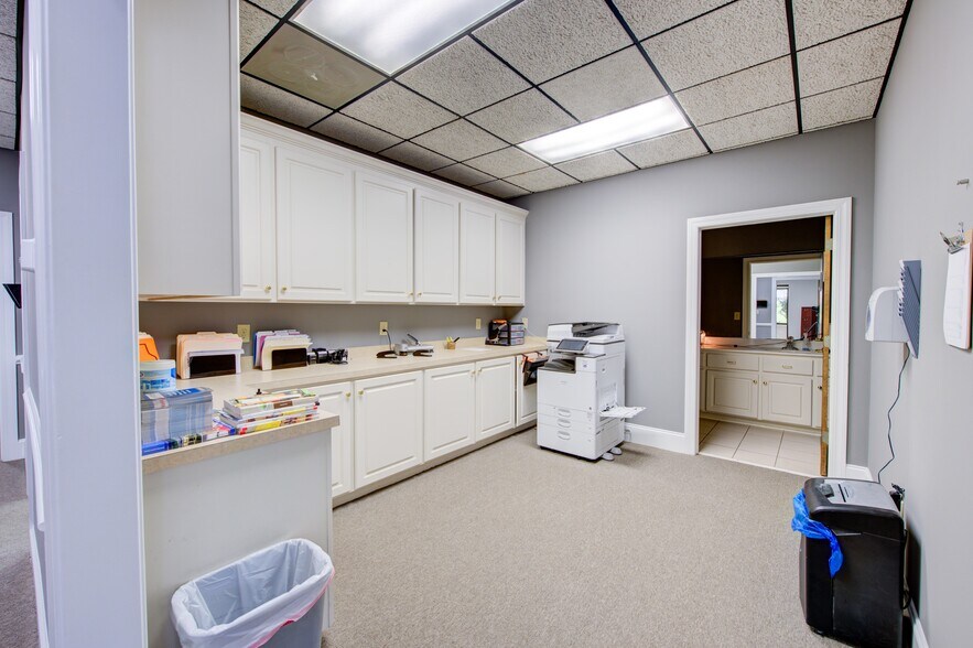 More Photos Of 475 Industrial Dr, Lexington Showroom For Sale