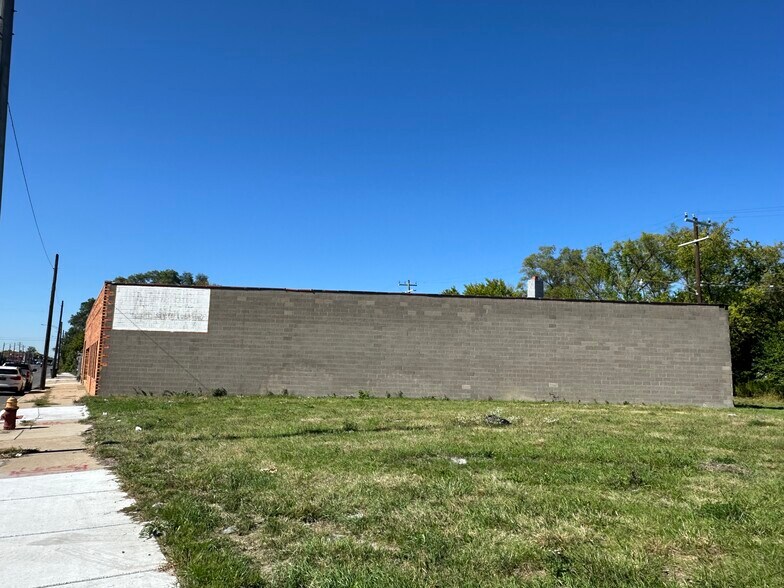 More Photos Of 5431 E Davison St, Detroit Warehouse For Sale