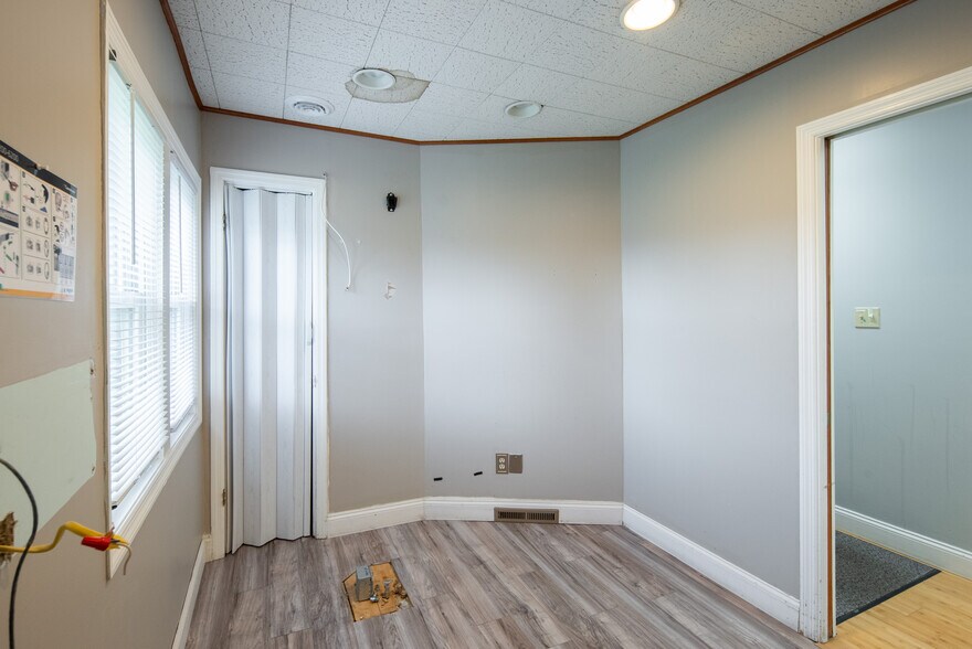 More Photos Of 1221 Altamont Ave, Schenectady Office For Sale