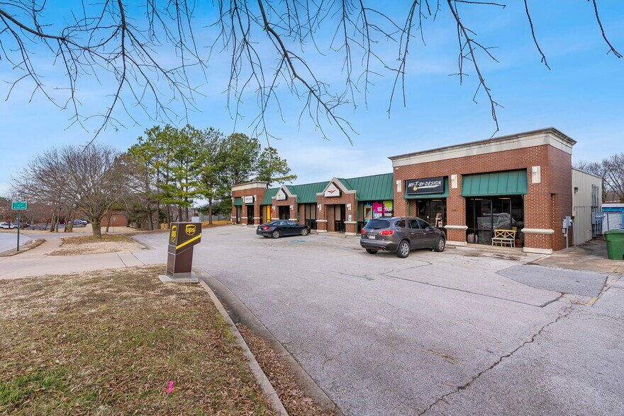 More Photos Of 380-392 E Sunbridge Dr, Fayetteville General Retail For Lease