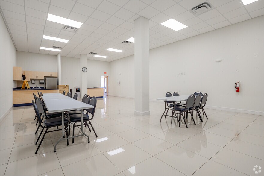 More Photos Of 2905-3025 West Ave, San Antonio Storefront For Lease