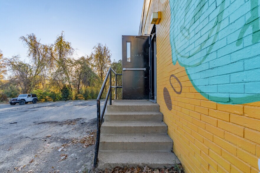 More Photos Of 2323 Westwood Ave, Richmond Light Distribution For Lease