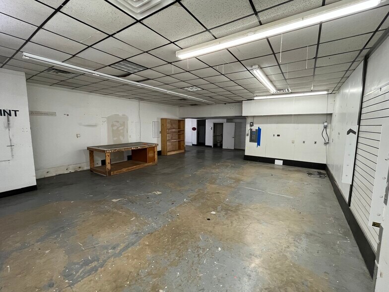 More Photos Of 2112 E Wm J Bryan Pky, Bryan Warehouse For Sale