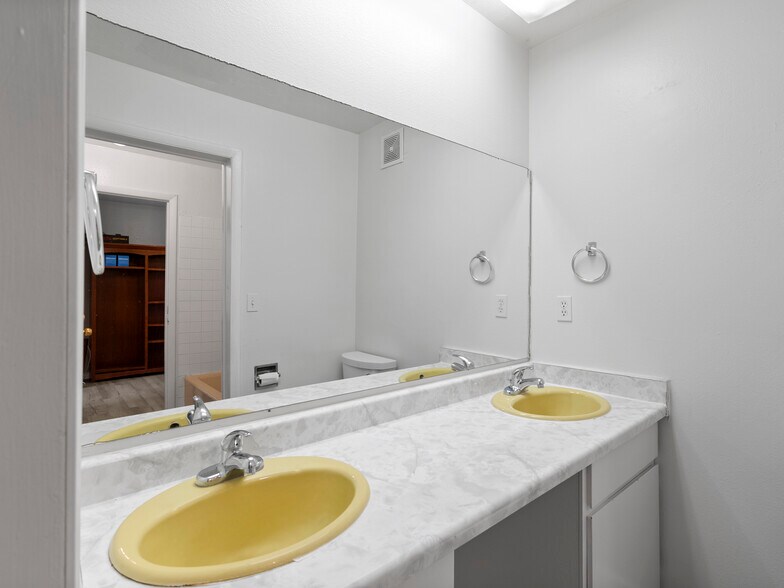 More Photos Of 307 S Main St, Huntington Hotel For Sale