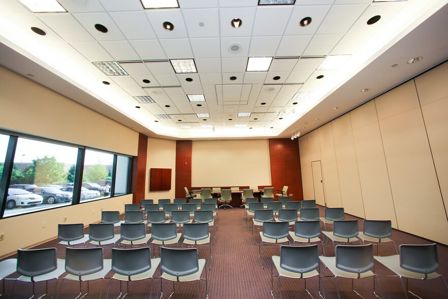 More Photos Of 4030 Vincennes Rd, Indianapolis Office For Lease