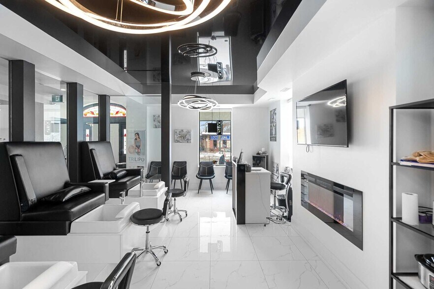 More Photos Of 62 Queen St S, Mississauga Freestanding For Lease