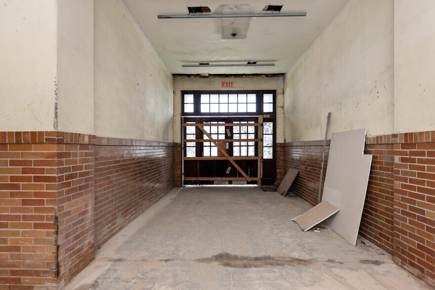 More Photos Of 200 S Green St, Georgetown Loft Creative Space For Sale