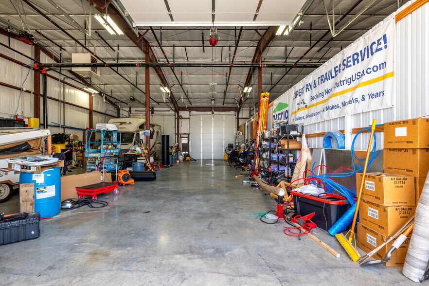 More Photos Of 14600 N US Highway 169, Smithville Self Storage For Lease