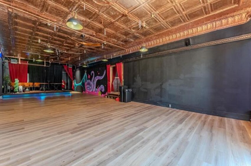 More Photos Of 178 S Wabash St, Wabash Storefront For Sale