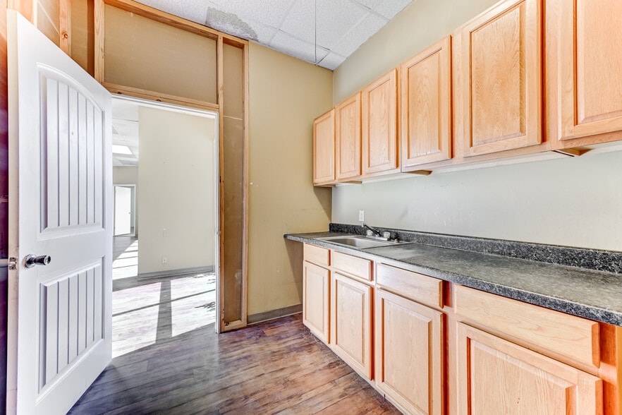 More Photos Of 9802 Whithorn Dr, Houston Office For Sale