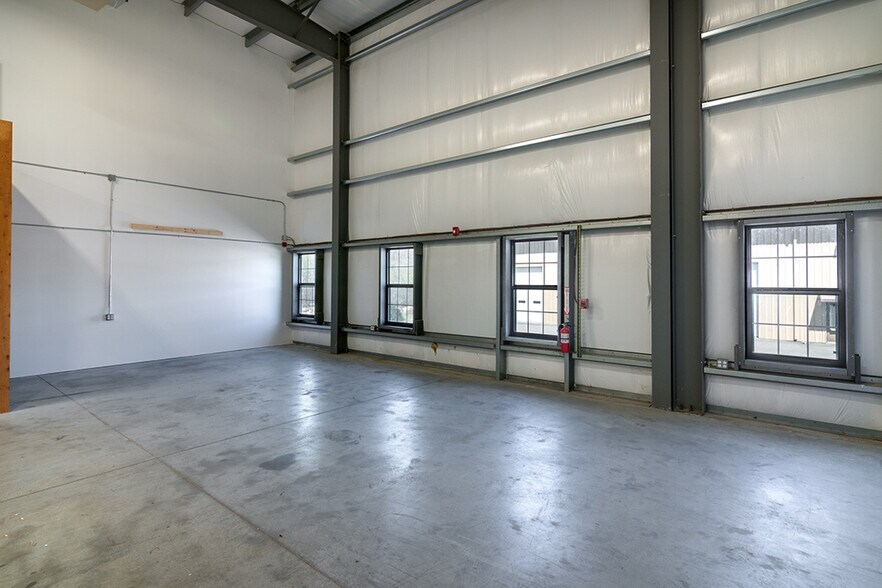 More Photos Of 376 Dry Bridge Rd, North Kingstown Warehouse For Sale