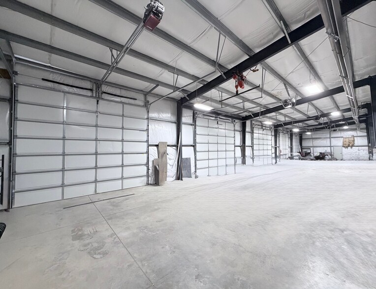 More Photos Of 701 SW 1st St, Oak Grove Industrial For Lease