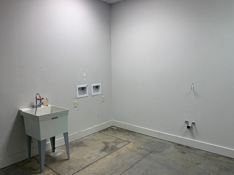 More Photos Of 104 Dowden Pl, Longview Warehouse For Lease